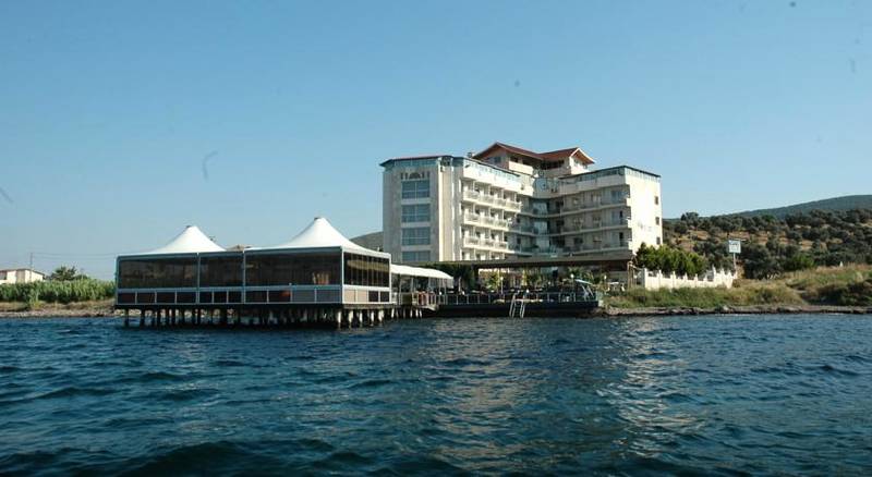 Club Rose Bay Hotel