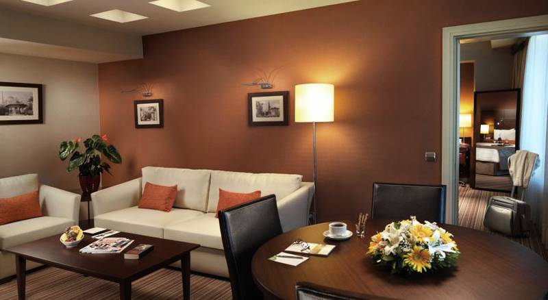 Courtyard By Marriott nternational Airport