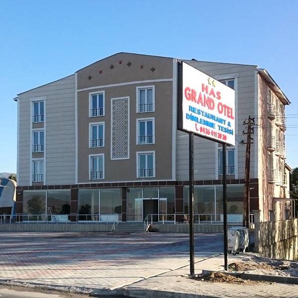 Hasky Has Grand Otel