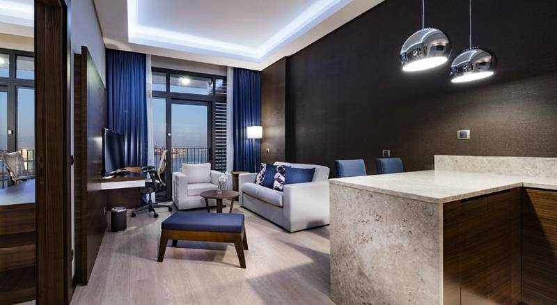 Hilton Garden nn zmir Bayrakl