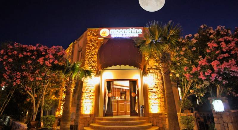Moonshine Hotel Suites