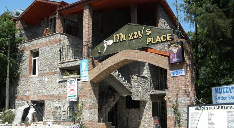 Muzzy's Place Hotel