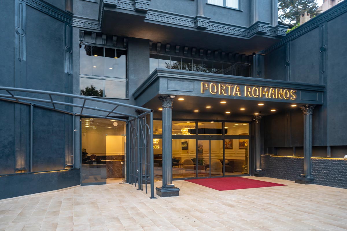 Porta Romanos Hotel
