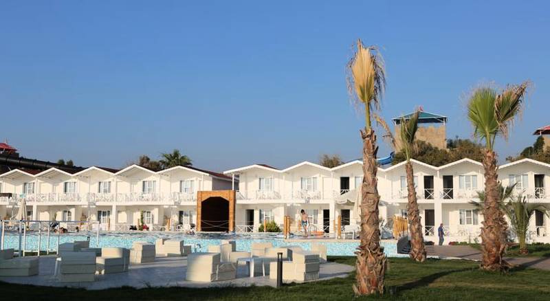 Risus Aqua Beach Resort Hotel