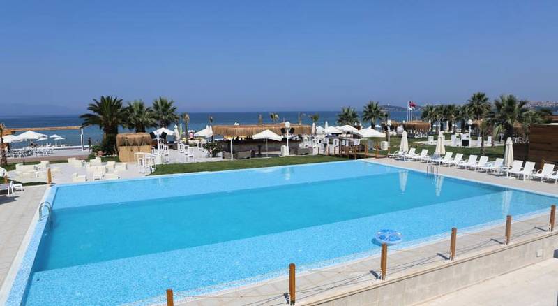 Risus Aqua Beach Resort Hotel