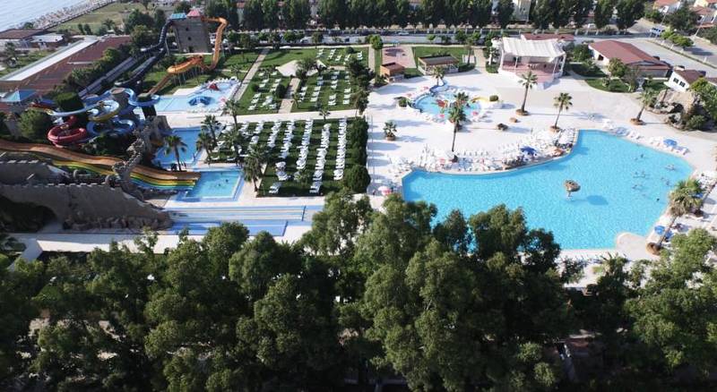 Risus Aqua Beach Resort Hotel