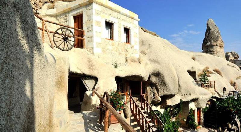 Shoestring Cave House